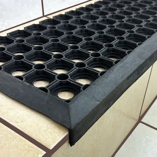 Gumová rohož na schody HONEYCOMB s ochranným lemom